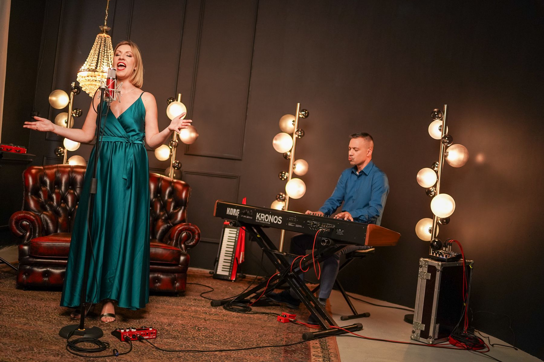 Eszter széttárt karral énekel, Levente a zongoránál játszik